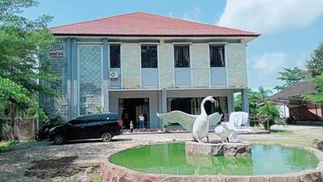 Vista frontal de la propiedad