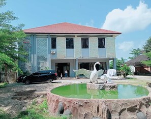 Vista frontal de la propiedad