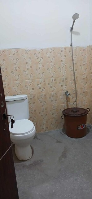Towels, soap, shampoo, toilet paper - Edotel Saptra SMKN 1 PUJUT (Pujut)