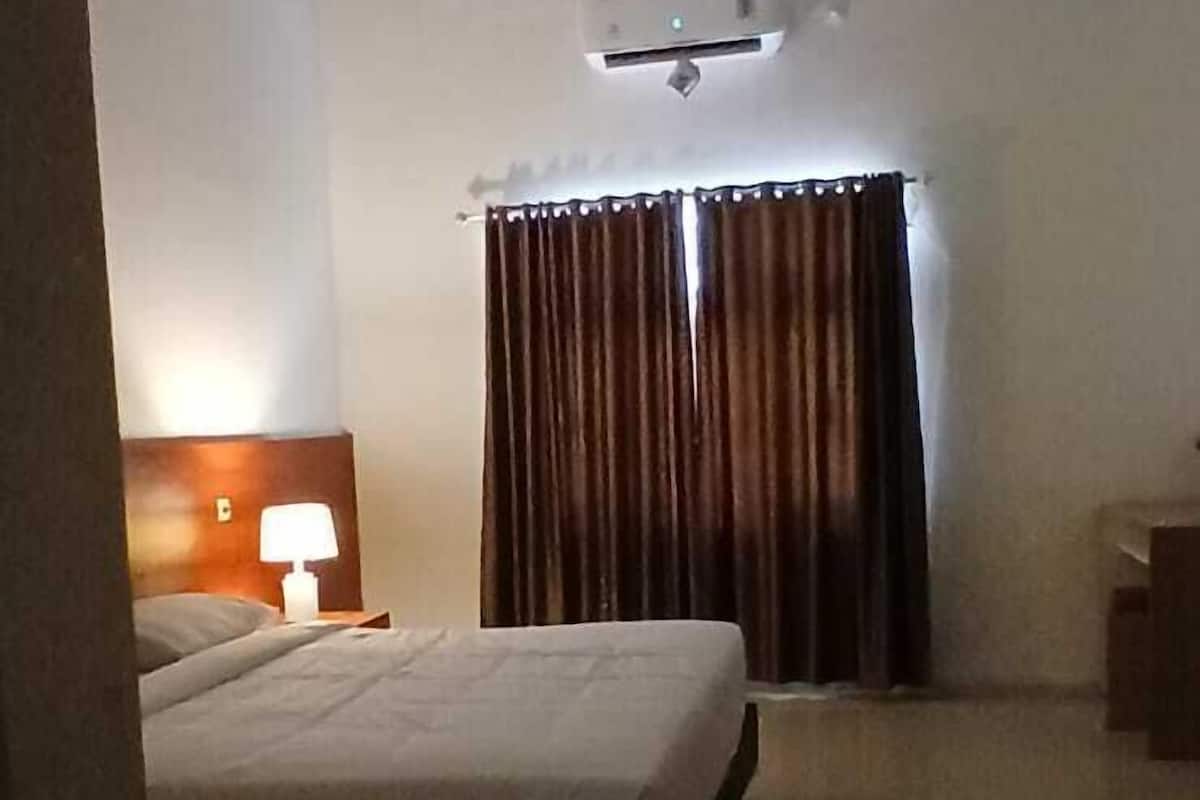 Minibar, escritorio, espacio para trabajar con laptop y ropa de cama