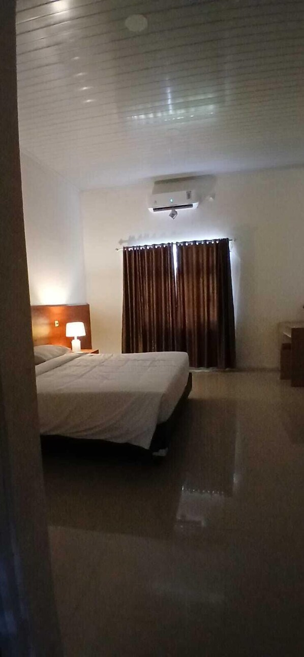 Habitación doble Confort, 1 cama Queen size, para no fumadores, balcón | Minibar, escritorio, espacio para trabajar con laptop y ropa de cama