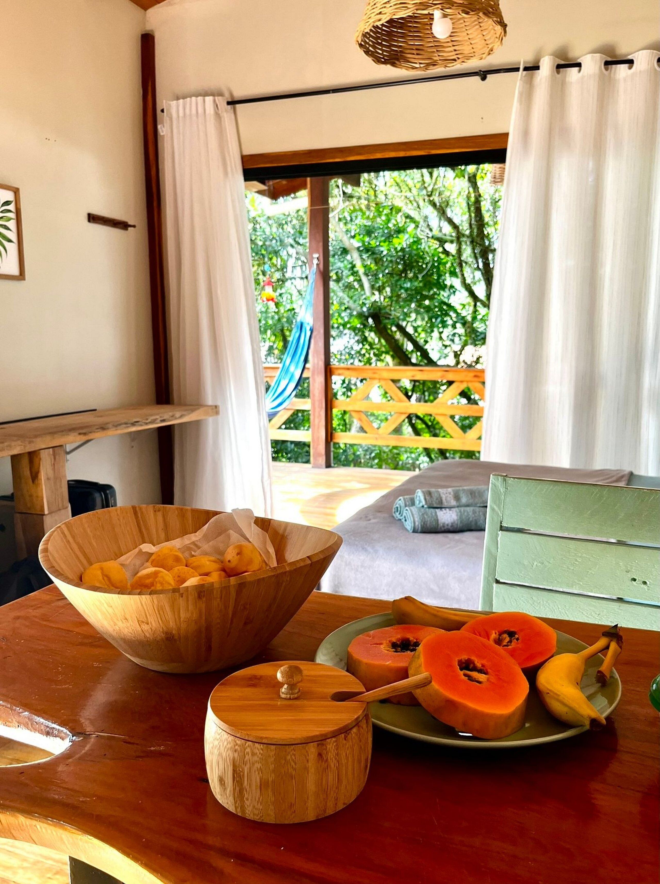 Lumira House - Superior - Bombinhas/SC | Área de estar | Smart TV 32 polegadas com canais digitais, Netflix