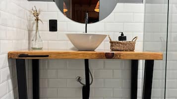 Luxury-Studio | Badezimmer | Dusche, Handtücher