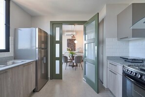 Jääkaappi, mikroaaltouuni, uuni, liesi