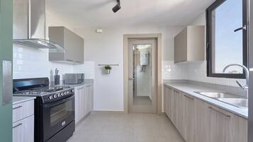 Køleskab, mikrobølgeovn, ovn, kogeplade