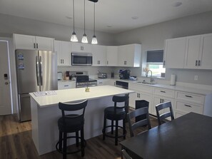 Mikrobølgeovn, ovn, kokeplater og oppvaskmaskin