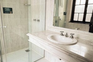 Hair dryer, towels - Colonial-Style Historic Room with Breakfast —Steps from Curitiba Attraction (State of Paraná)