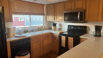 Microondas, horno, placa de cocina y lavavajillas