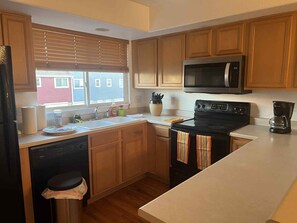 Microondas, horno, parrilla de estufa y lavavajillas 