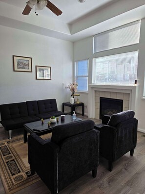 TV, fireplace - 2-bedroom townhome in charming Brighton near Airport (Brighton)