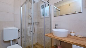 Dusche, Haartrockner, Handtücher