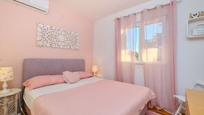 Iron/ironing board, free WiFi, bed sheets - Villa Hemingway beachfront by Villas Guide (Karlobag)