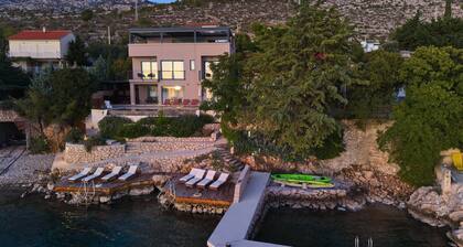 Villa Hemingway beachfront by Villas Guide