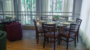 Dining - Group-Ready Master Triple Twin Perfect for Movie Nights, Laughter & Rest (Paraná)