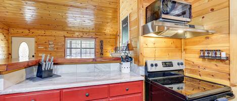 Fridge, oven, stovetop, dishwasher