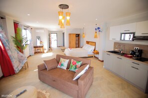 Comfort studio suite, uitzicht op zee | Een kluis op de kamer, gratis wifi