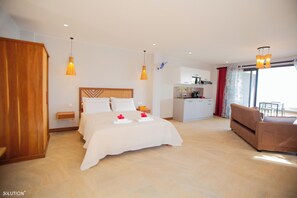 Comfort studio suite, uitzicht op zee | Een kluis op de kamer, gratis wifi