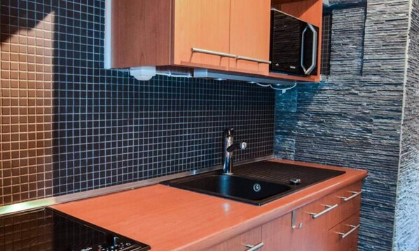 Kühlschrank, Mikrowelle, Kochgeschirr/Geschirr/Besteck