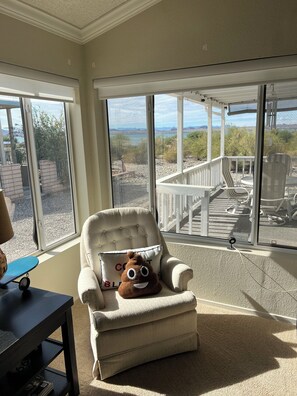 Smart-TV, peis, DVD-spiller og bøker