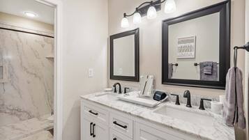 Condo, Multiple Beds, Balcony (Restful Retreat) | Bathroom | Towels