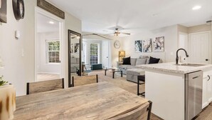 Leilighet, flere senger, balkong (Restful Retreat) | Oppholdsområde