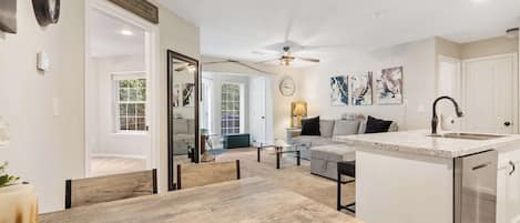 شقة - عدة أسرّة - بشرفة (Restful Retreat) | منطقة المعيشة