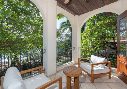 Stunning Ocean front Villa, 3 BR, 3.5BA, private pool, parking