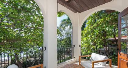 Stunning Ocean front Villa, 3 BR, 3.5BA, private pool, parking