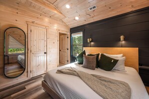 3 habitaciones, tabla de planchar con plancha y cuna de viaje 