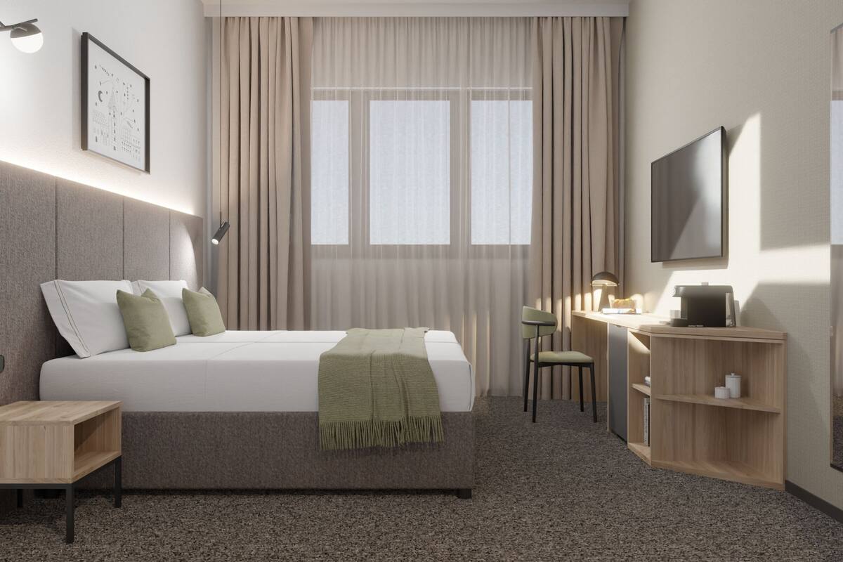 Une chambre d’hôtel moderne équipée d’un lit, d’un bureau, d’une chaise, d’une télévision et d’une bibliothèque.