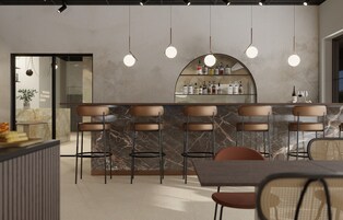 Un área de bar moderna con taburetes de mármol, una estantería curva con botellas e iluminación colgante.