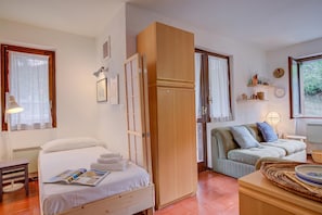 A bedroom with a bed, bedside table, and a window. - Appartamento Chez Mavi Cond Il (Sauze d'Oulx)
