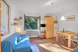 Family Apartment, Multiple Bedrooms (Appartamento Chez Mavi Cond Il Rio) | Living area | 21-inch Smart TV with cable channels - Appartamento Chez Mavi Cond Il (Sauze d'Oulx)