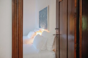 5 bedrooms, WiFi, bed sheets