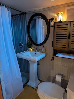 Douche, sèche-cheveux, serviettes fournies