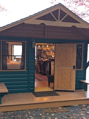 Exterior detail - Falcon's Perch Cabin with Long-Range Views (Black Mountain)