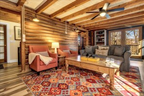 Smart TV, chimenea y libros 