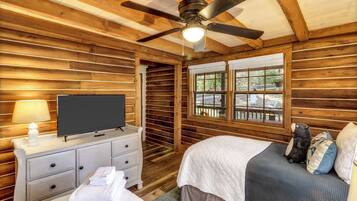 3 bedrooms, desk, iron/ironing board, free WiFi