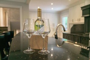 Bar (on property) - Luxury 4BR Stay with Swim Spa, Golf & Fireplaces (Caledon)