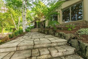 Property grounds - Luxury 4BR Stay with Swim Spa, Golf & Fireplaces (Caledon)