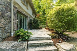 Property grounds - Luxury 4BR Stay with Swim Spa, Golf & Fireplaces (Caledon)