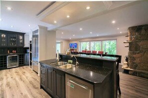 Fridge, microwave, oven, stovetop - Luxury 4BR Stay with Swim Spa, Golf & Fireplaces (Caledon)