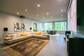 Téléviseur, foyer, bureau