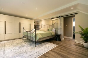 4 bedrooms, desk, iron/ironing board, WiFi