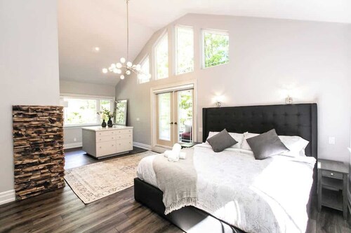 Luxury 4BR Stay with Swim Spa, Golf & Fireplaces