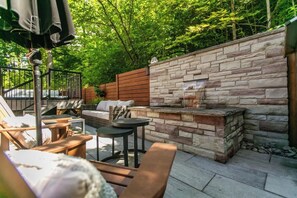 Property grounds - Luxury 4BR Stay with Swim Spa, Golf & Fireplaces (Caledon)