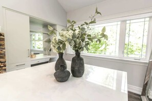 Interior - Luxury 4BR Stay with Swim Spa, Golf & Fireplaces (Caledon)