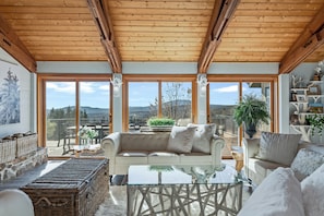 Smart-TV, Kamin, Videospiele, Tischfußball