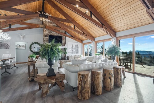 Beautifully Remodeled VT Mountain Oasis with Stratton Views and private Hot Tub