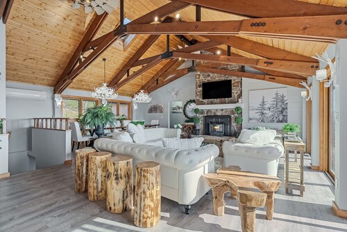 Beautifully Remodeled VT Mountain Oasis with Stratton Views and private Hot Tub